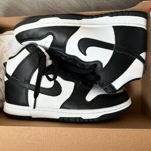 LIKE NEW NIKE DUNKS HIGH TOP BLACK & WHITE WOMENS SIZE 7
